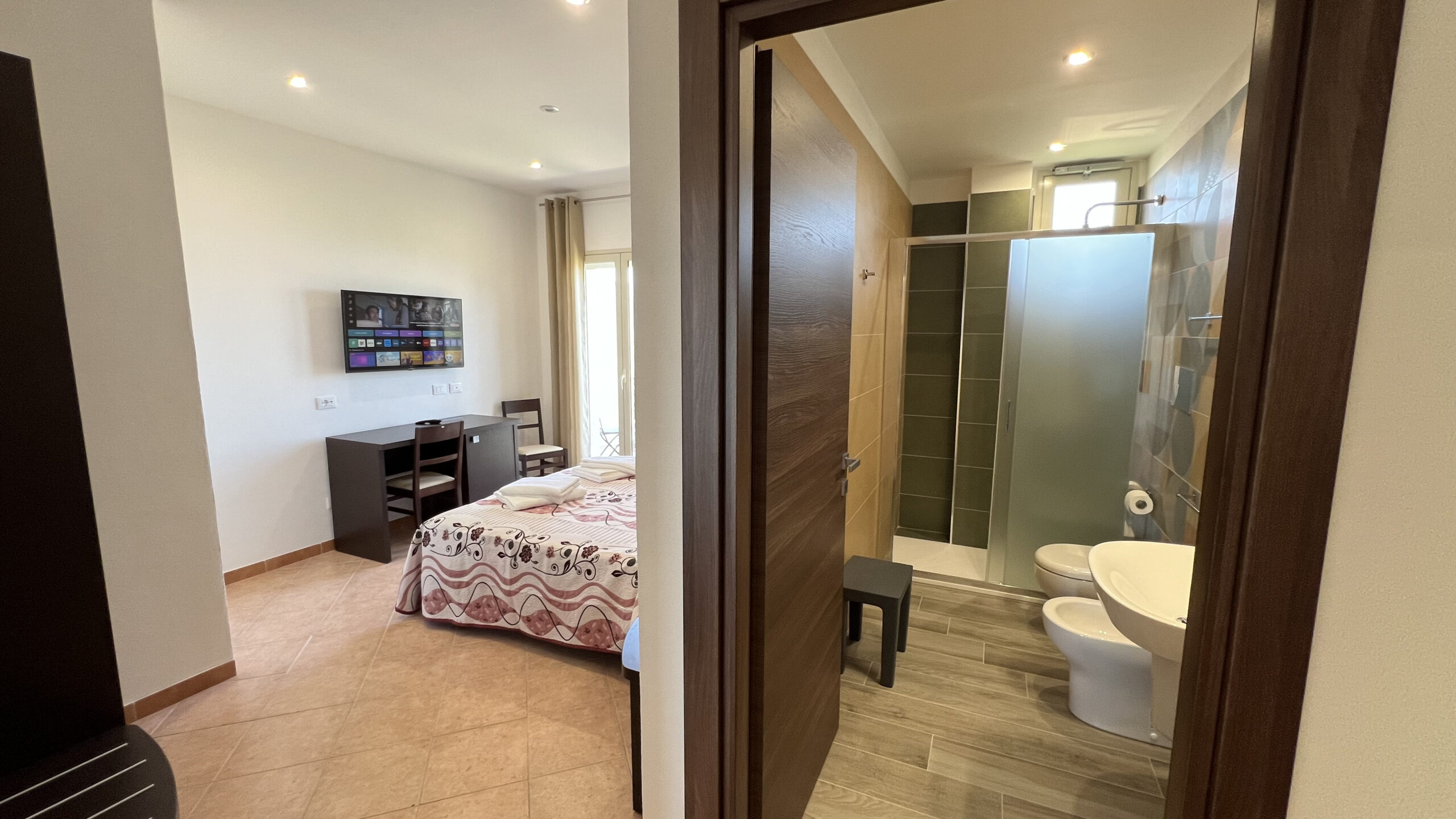 Ingresso e corridoio camera Kamikos Jenka Guest House con luci soffuse e design moderno.