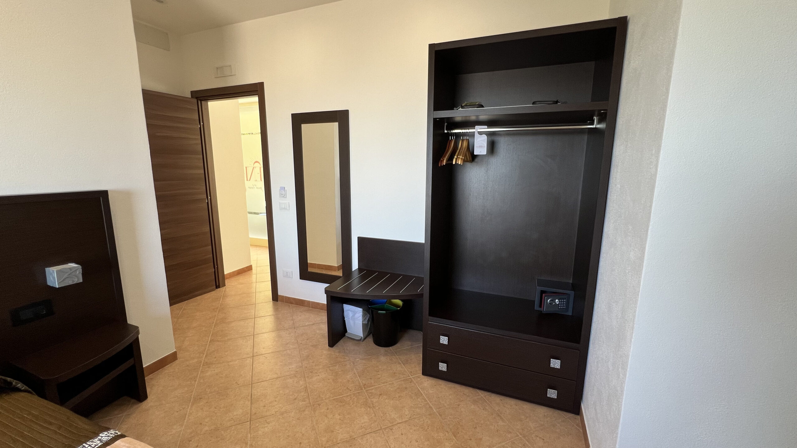 Porta valige e armadio guardaroba della camera Kamikos a Caltabellotta.